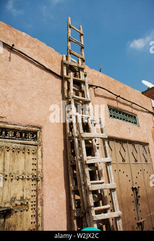 Indemnisations Marrakech bain appuyé contre le mur en détresse dans la vieille Médina Maroc Banque D'Images