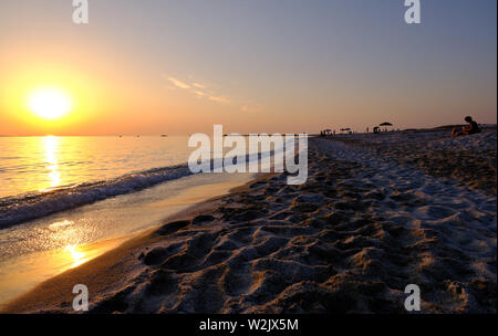 Dernier coucher de soleil sur sarde Mari Ermi mer, Oristano, Oristano, Sardaigne Banque D'Images