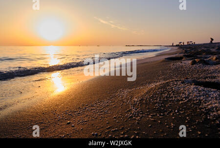 Dernier coucher de soleil sur sarde Mari Ermi mer, Oristano, Oristano, Sardaigne Banque D'Images