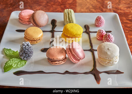 Macarons accompagné de crème au chocolat, mûres, framboises et feuilles de menthe Banque D'Images