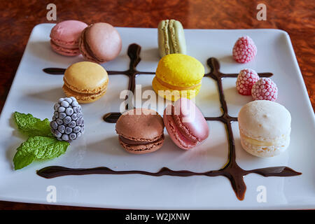 Macarons accompagné de crème au chocolat, mûres, framboises et feuilles de menthe Banque D'Images