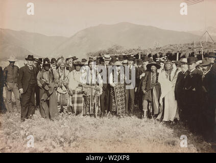 Grand groupe d'Amérindiens Salish se sont réunis avec le secrétaire de l'Intérieur, James Rudolph Garfield, la réserve indienne de Flathead, Montana, USA, photo de Edward H. Boos, 1907 Banque D'Images