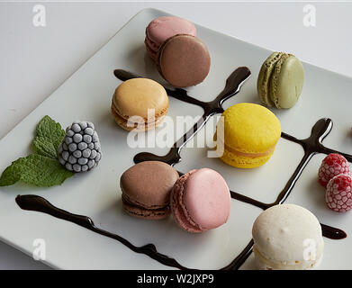 Macarons accompagné de crème au chocolat, mûres, framboises et feuilles de menthe Banque D'Images