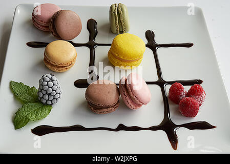 Macarons accompagné de crème au chocolat, mûres, framboises et feuilles de menthe Banque D'Images