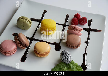 Macarons accompagné de crème au chocolat, mûres, framboises et feuilles de menthe Banque D'Images