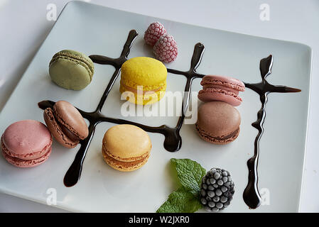 Macarons accompagné de crème au chocolat, mûres, framboises et feuilles de menthe Banque D'Images