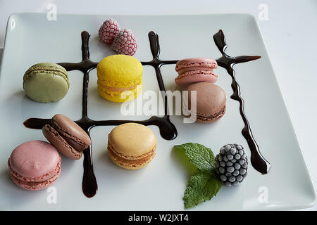 Macarons accompagné de crème au chocolat, mûres, framboises et feuilles de menthe Banque D'Images