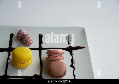 Macarons accompagné de crème au chocolat, mûres, framboises et feuilles de menthe Banque D'Images