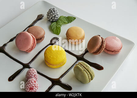 Macarons accompagné de crème au chocolat, mûres, framboises et feuilles de menthe Banque D'Images