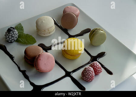 Macarons accompagné de crème au chocolat, mûres, framboises et feuilles de menthe Banque D'Images