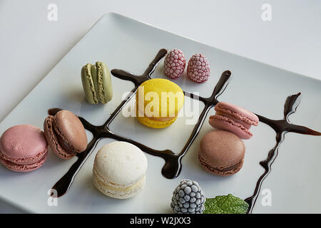 Macarons accompagné de crème au chocolat, mûres, framboises et feuilles de menthe Banque D'Images