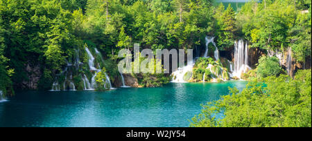 De l'eau du lac de chèvre cascades en bas les barrières naturelles dans le lac de Milan au parc national des Lacs de Plitvice en Croatie Banque D'Images