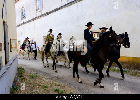 Cortejo n'Mordomo Mordomo ( "procession"). Festa Dos Tabuleiros (le Festival des bacs) à Tomar, Portugal Banque D'Images