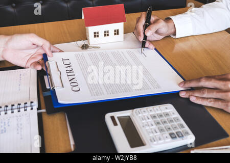 Agent immobilier Courtier atteindre formulaire de contrat à la signature du contrat client accord immobilier avec prêt hypothécaire formulaire de demande, l'achat ou sur Banque D'Images