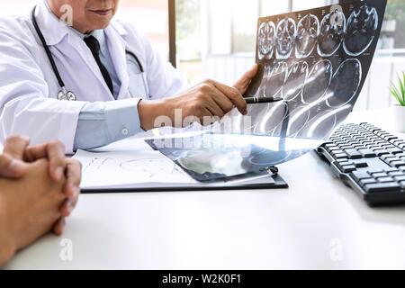 Avoir une conversation avec le professeur médecin et patient holding x-ray film tout en discutant d'expliquer ses symptômes ou l'avocat de la santé diagnostic, healthc Banque D'Images