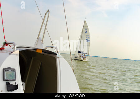 Podersdorf am See, Autriche - 15 août 2015 : Catamaran voilier bateau et navigation à travers le lac Neusiedler See. Banque D'Images