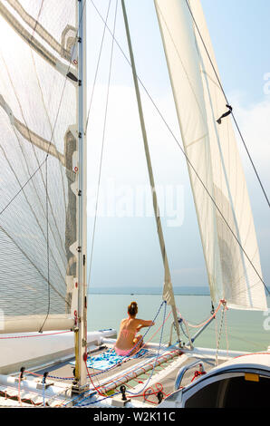 Podersdorf am See, Autriche - 15 août 2015 : Fille sur un catamaran bateau naviguant à travers le lac Neusiedler See. Banque D'Images