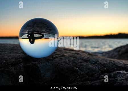 Un coucher de soleil vu à travers une lensball à Helsinki, Finlande Banque D'Images