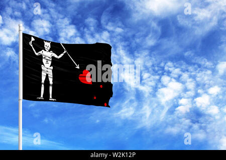 Drapeau national de Blackbeard pirater sur un poteau en face de ciel bleu Banque D'Images