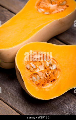 Courge butternut tranchés sur fond sombre avec vignette intentionnelle Banque D'Images