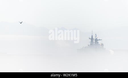 Le brouillard du matin de l'Afrique du Sud à travers les rouleaux de base navale de Simon's Town, le port d'attache des forces navales sur la côte de False Bay Banque D'Images