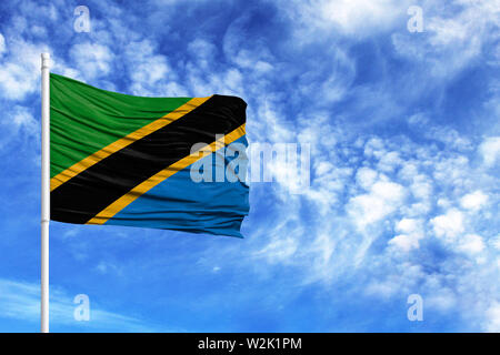 Drapeau national de Tanzanie sur un poteau en face de ciel bleu Banque D'Images