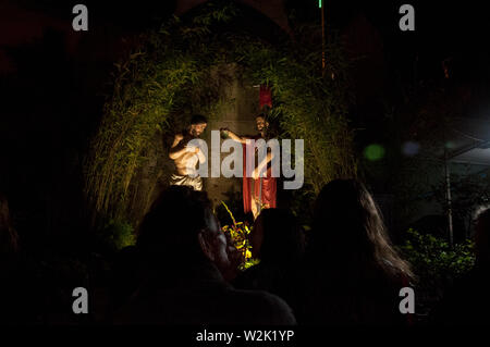 Fidèles catholiques prier devant l'image de saint Jean le Baptiste, dans la nuit de la Saint Jean à Porto, Portugal Banque D'Images