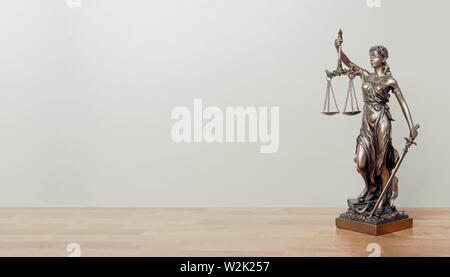 Dame Justice statue sur une table. Image panoramique avec copie espace. Banque D'Images