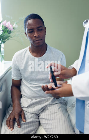 Médecin de prendre un échantillon de sang de patients avec un stylo dans le Lancet ward Banque D'Images