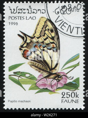 Russie KALININGRAD, 26 mars 2019 : timbres par le Laos montre beau papillon, vers 1996 Banque D'Images