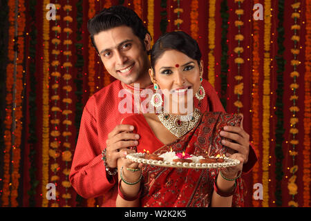 Portrait d'un couple celebrating Diwali Banque D'Images