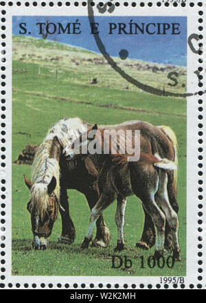 Russie KALININGRAD, 28 mars 2019 : timbres par Sao Tomé-et-Principe montre cheval, circa 1995 Banque D'Images