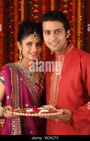 Portrait d'un couple celebrating Diwali Banque D'Images