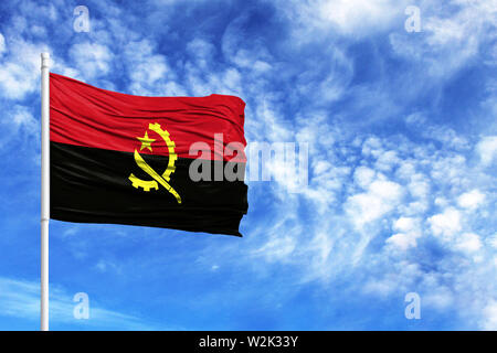 Drapeau national de l'Angola sur un poteau en face de ciel bleu Banque D'Images