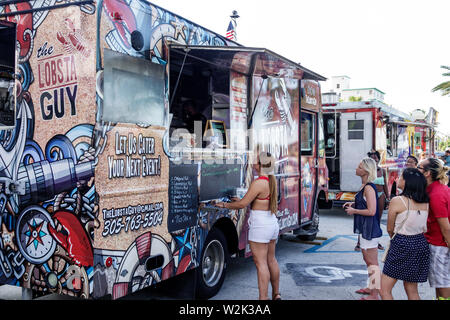 Miami Beach Florida,North Beach,Fire on the Fourth Festival juillet 4th annuel food trucks guichet, femme hispanique femmes, file d'attente, FL190704 Banque D'Images