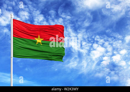 Drapeau national du Burkina Faso sur un poteau en face de ciel bleu Banque D'Images