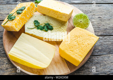 Grande variété de fromage sur une vieille table en bois rustique. Banque D'Images