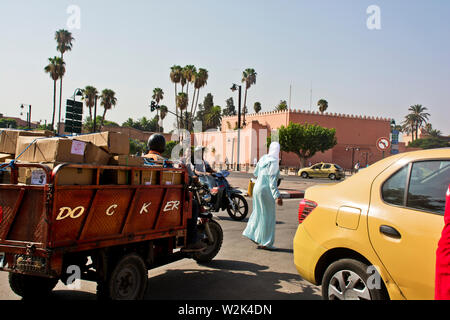 Marrakech local les gens vont sur la vie quotidienne dans les rues Banque D'Images