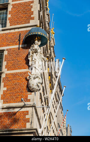 Statue de Madonna Virgin Mary avec enfant sur la maison d'angle sur Grand Market Square à Anvers, Belgique Banque D'Images