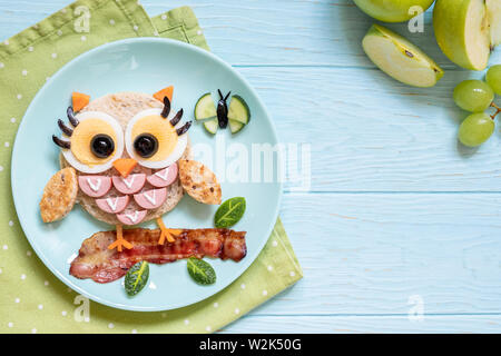 Fun food for kids - cute little owl toast sandwich avec des saucisses et des œufs Banque D'Images