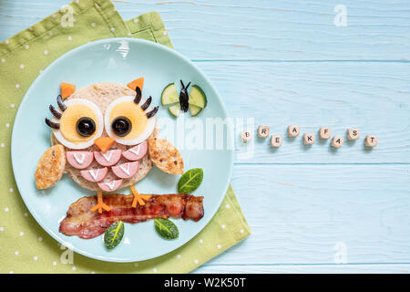 Fun food for kids - cute little owl toast sandwich avec des saucisses et des œufs Banque D'Images