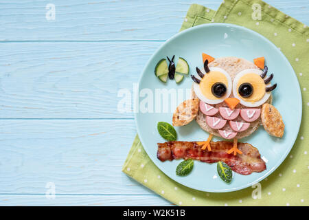 Fun food for kids - cute little owl toast sandwich avec des saucisses et des œufs Banque D'Images