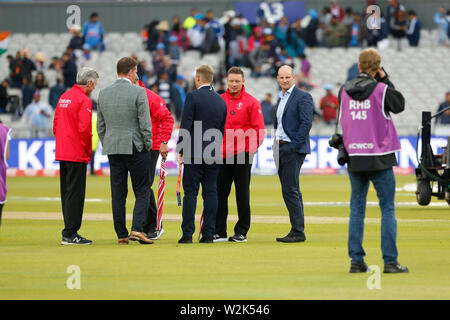 Old Trafford, Manchester, Royaume-Uni. 9 juillet 2019. ICC Cricket World Cup demi-finale, l'Inde et la Nouvelle-Zélande ; juges-arbitres Richard Kettleborough et Richard Illingworth entreprendre une inspection de pas après un retard important en raison de la pluie cet après-midi et le match est reporté jusqu'au prochain jour Crédit : Action Plus Sport Images/Alamy Live News Banque D'Images