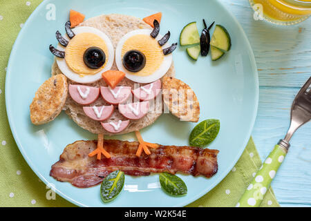 Fun food for kids - cute little owl toast sandwich avec des saucisses et des œufs Banque D'Images