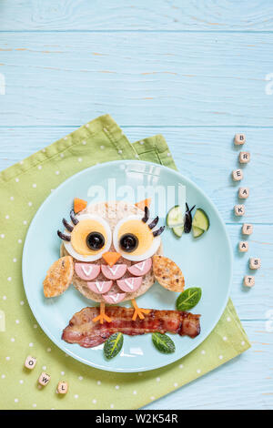 Fun food for kids - cute little owl toast sandwich avec des saucisses et des œufs Banque D'Images