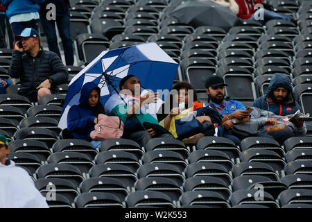 Old Trafford, Manchester, Royaume-Uni. 9 juillet 2019. ICC Cricket World Cup demi-finale, l'Inde et la Nouvelle-Zélande ; spectateurs attendre pour jouer à redémarrer après la pluie retard cet après-midi : Action Crédit Plus Sport Images/Alamy Live News Banque D'Images