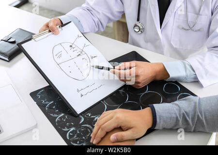 Avoir une conversation avec le professeur médecin et patient holding x-ray film lors de l'examen de l'explication de symptômes ou de diagnostic de la santé, des avocats Banque D'Images