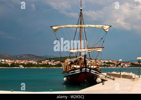 Belle brune en bois à louer près de la jetée avec des lanternes dans la mer bleu clair, nuages pittoresque, Sibenik, Croatie. Voyages Croatie, mer et repos Banque D'Images