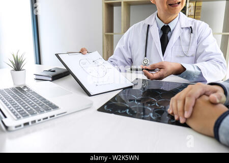 Avoir une conversation avec le professeur médecin et patient holding x-ray film lors de l'examen de l'explication de symptômes ou de diagnostic de la santé, des avocats Banque D'Images