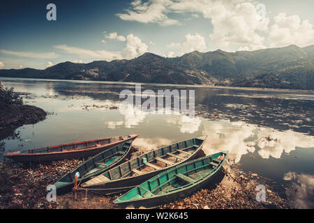 Bateaux sur le Lac Fewa Pokhara au Népal Banque D'Images